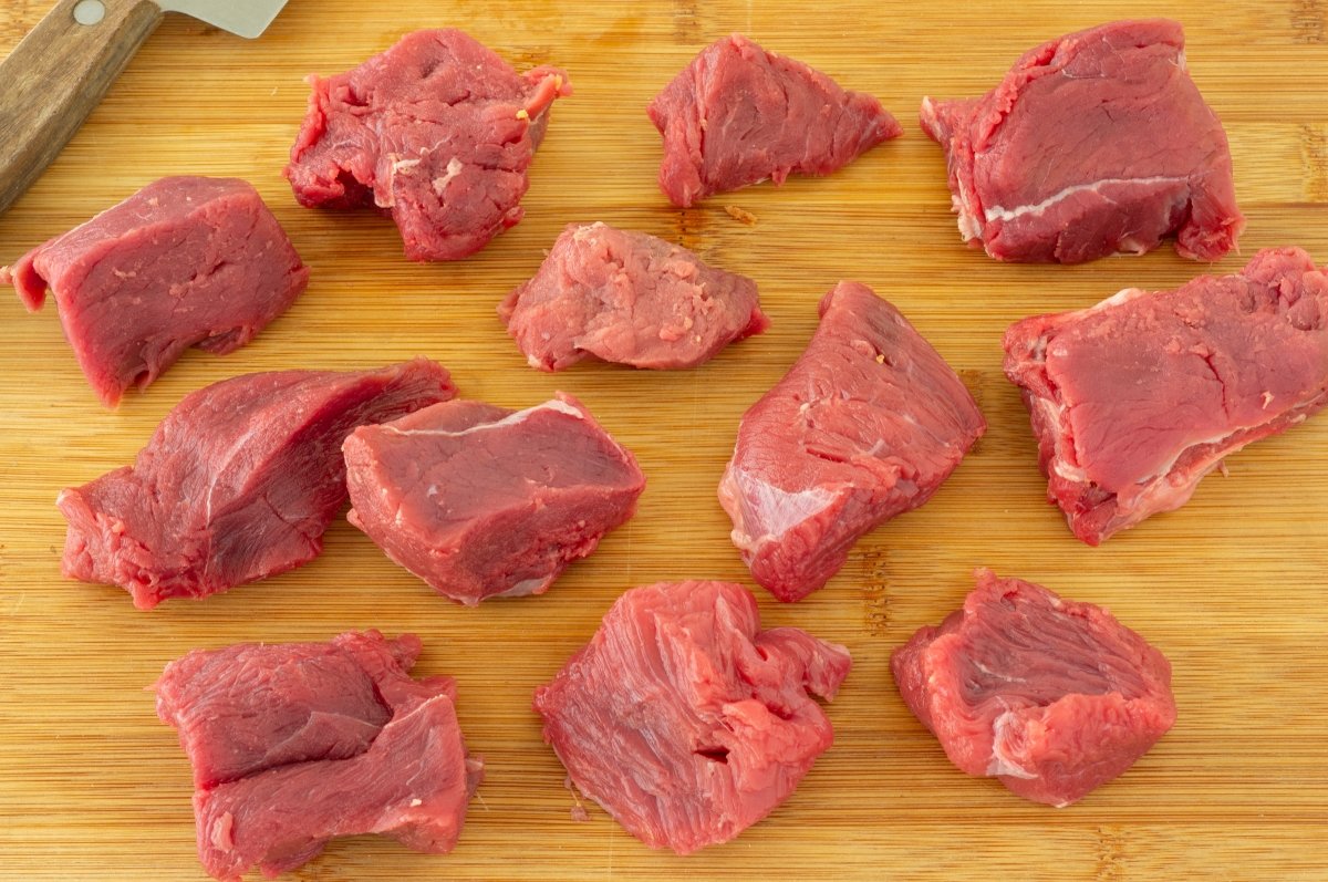 Trocear la carne de los garbanzos estilo turco