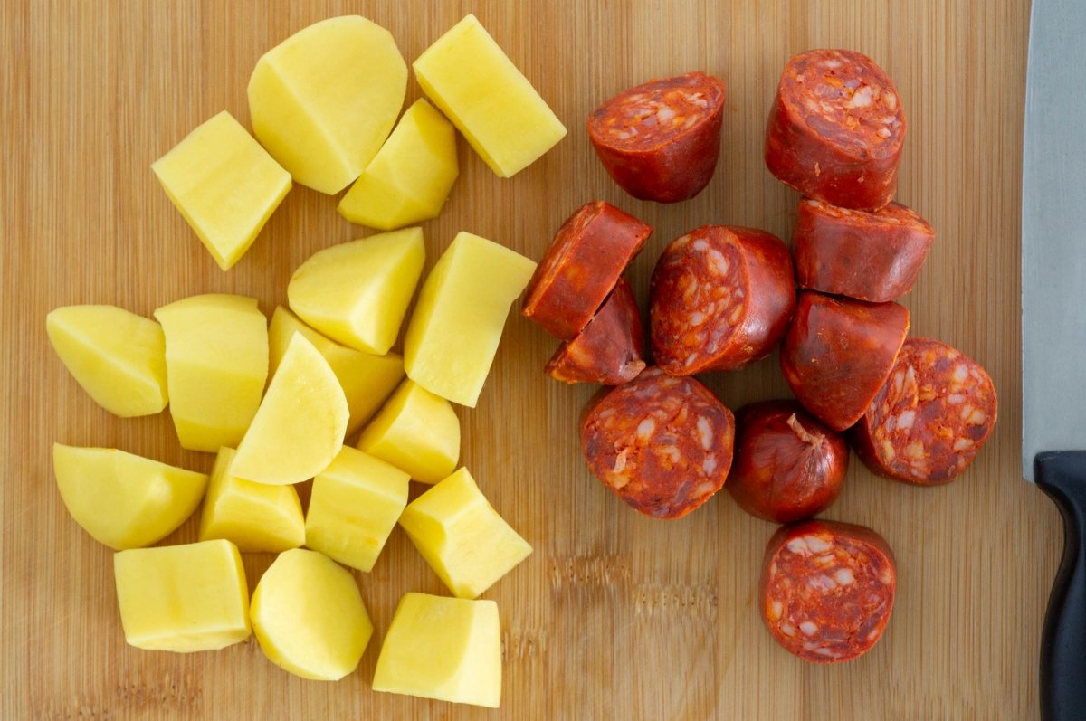 Trocear la patata y el chorizo para los garbanzos con tagarninas