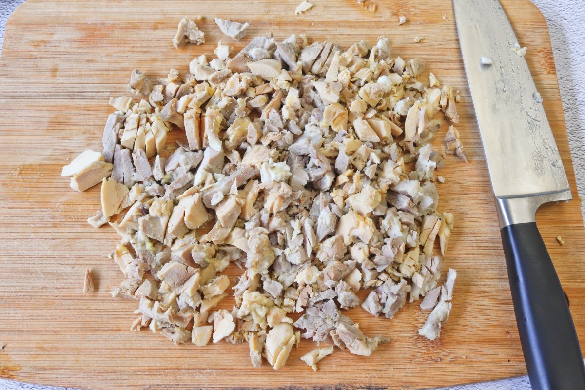 Trocear las carnes cocidas para los tamales colombianos