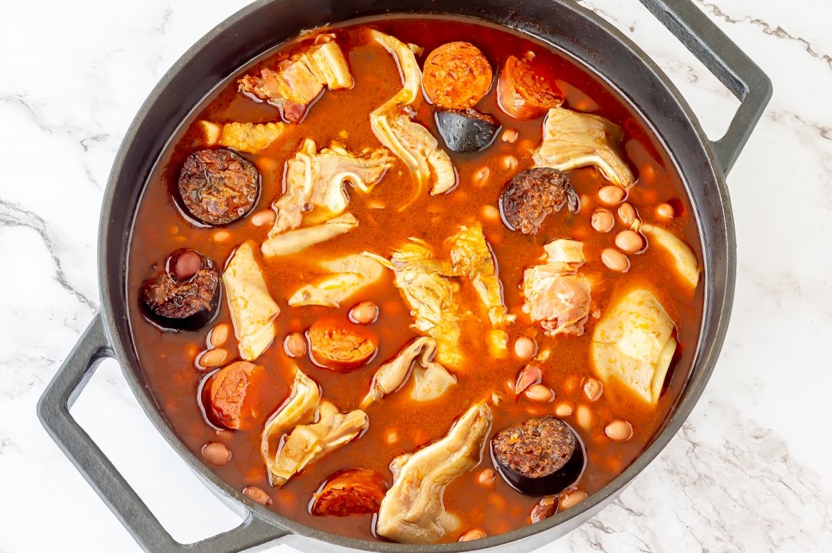 Trocear las carnes de los caparrones con sus sacramentos