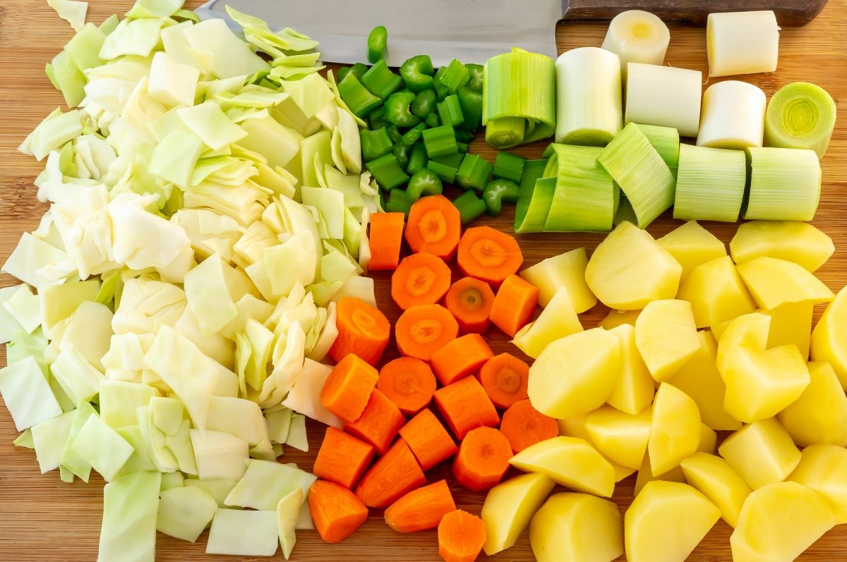 Trocear las verduras de la olla aranesa