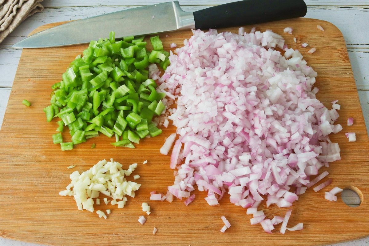 Trocear las verduras para el arroz con costillas de cerdo