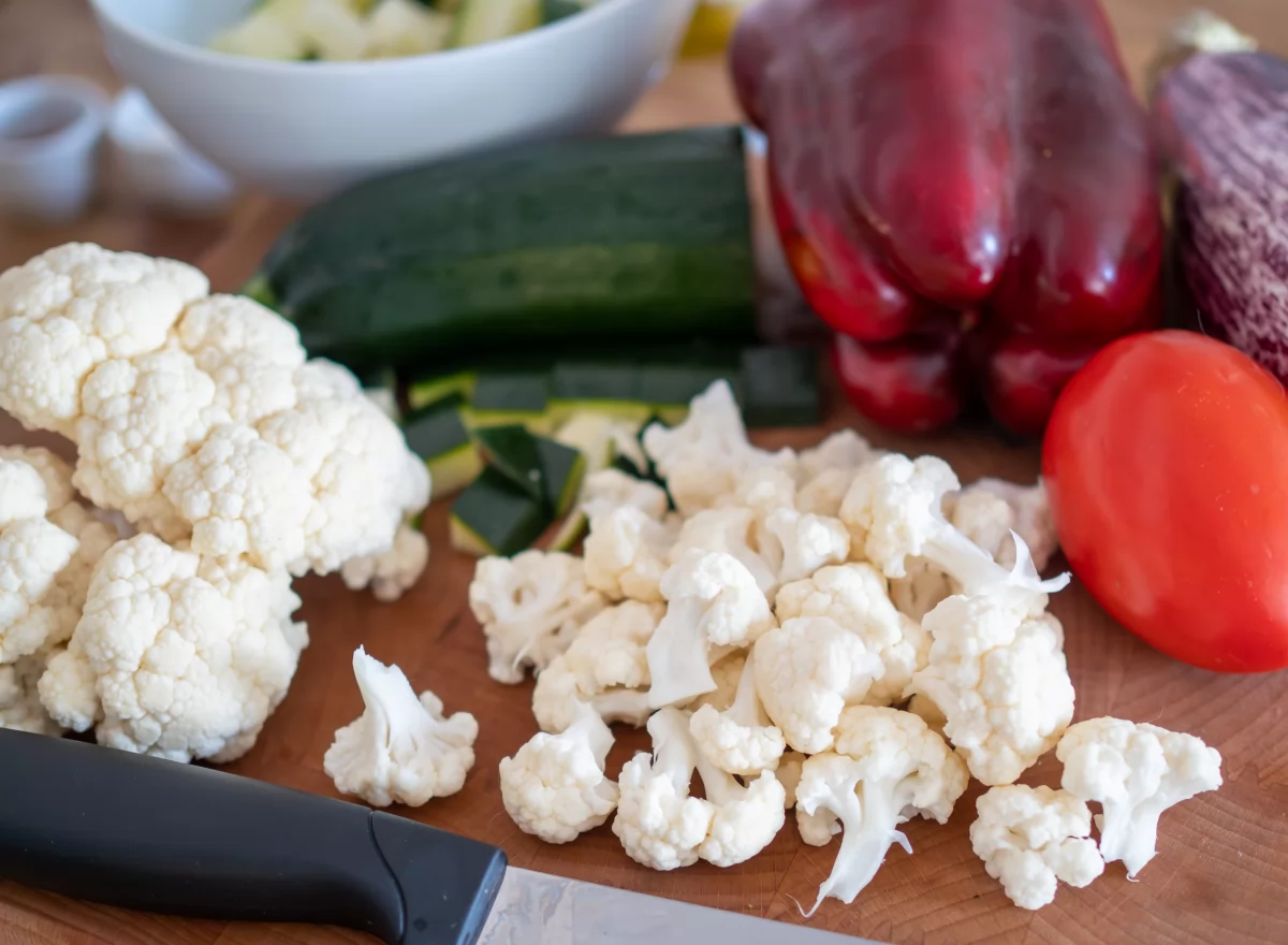 Fideuá de verduras 2 Trocear las verduras para la fideuá de verduras