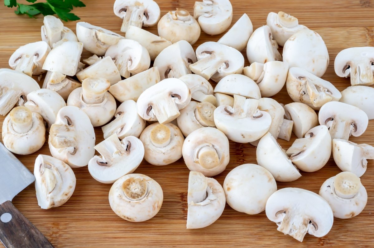 Trocear los champiñones para el fricasé de pollo