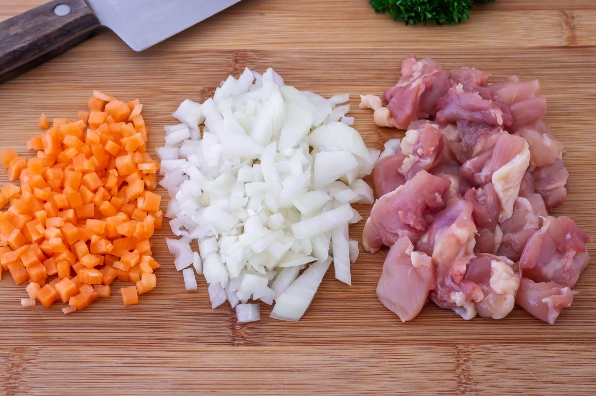 Trocear los ingredientes del omurice