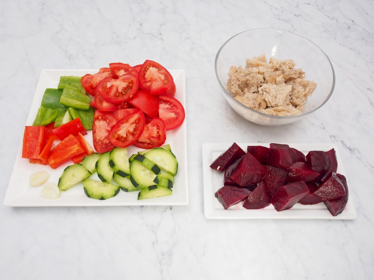 Trocear los ingredientes para el gazpacho de remolacha