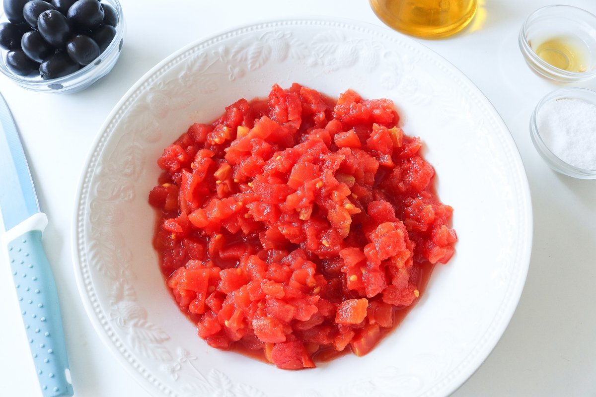 Trocear los tomates para la ensalada murciana