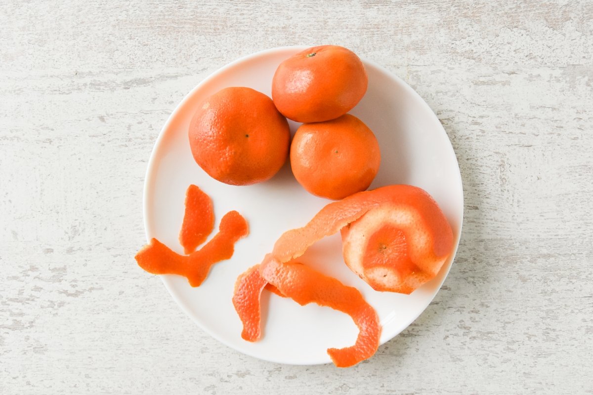 Trocear manzana y pelar mandarina para añadir al robot de cocina