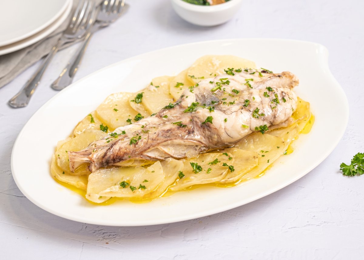 Trocear y servir acompañado de las patatas y el tomate