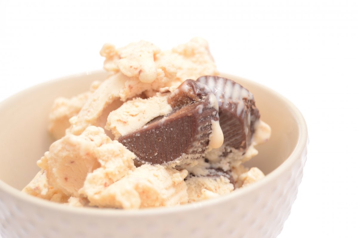 Trozos de tartaleta tipo Reese's con chocolate y crema de cacahuete del helado Peanut Butter Cups
