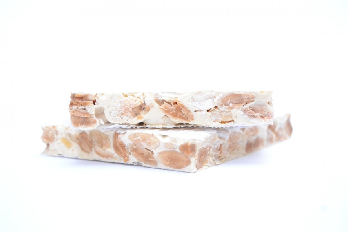 Turrón de Alicante duro con almendras enteras y oblea