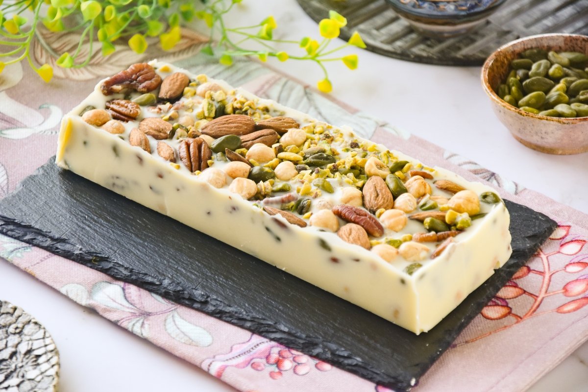 Turrón de chocolate blanco listo para comer
