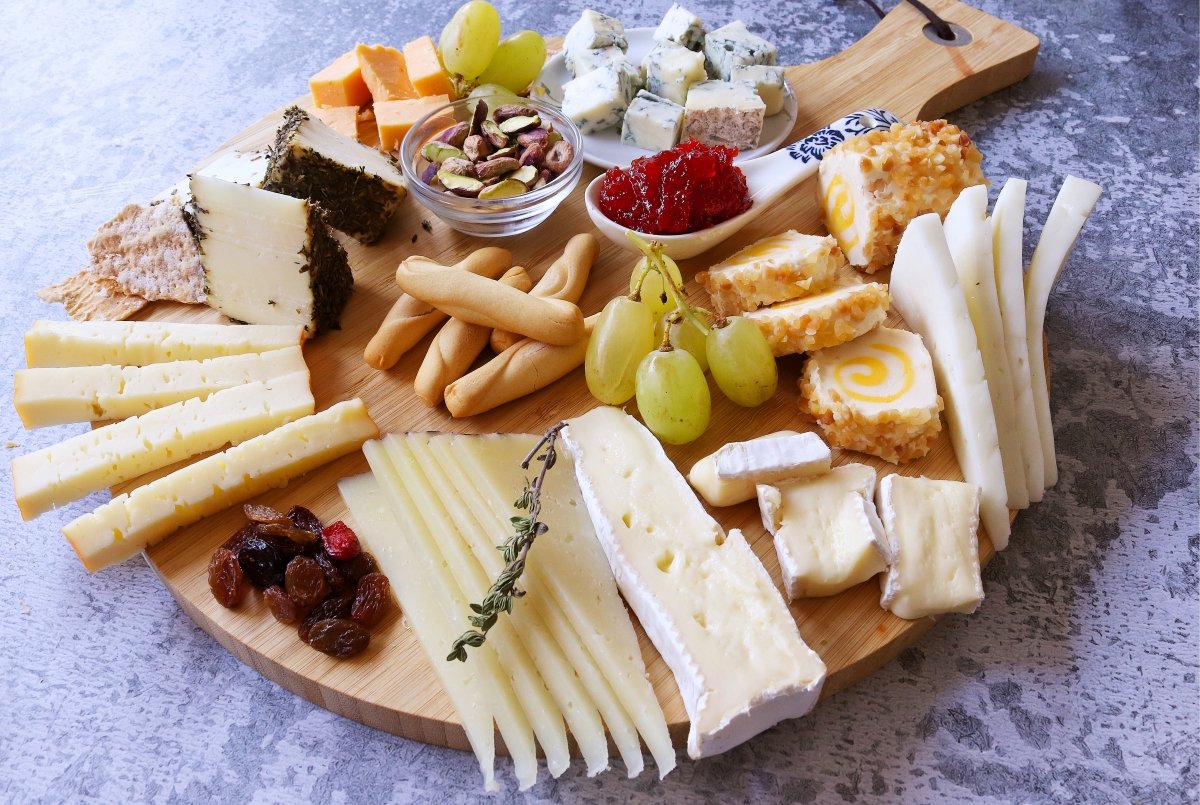 Un amplio surtido de quesos en una quesería