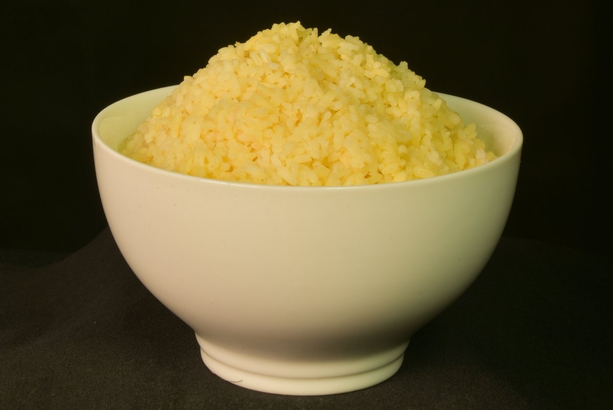 Un bol con arroz dorado rico en vitamina A