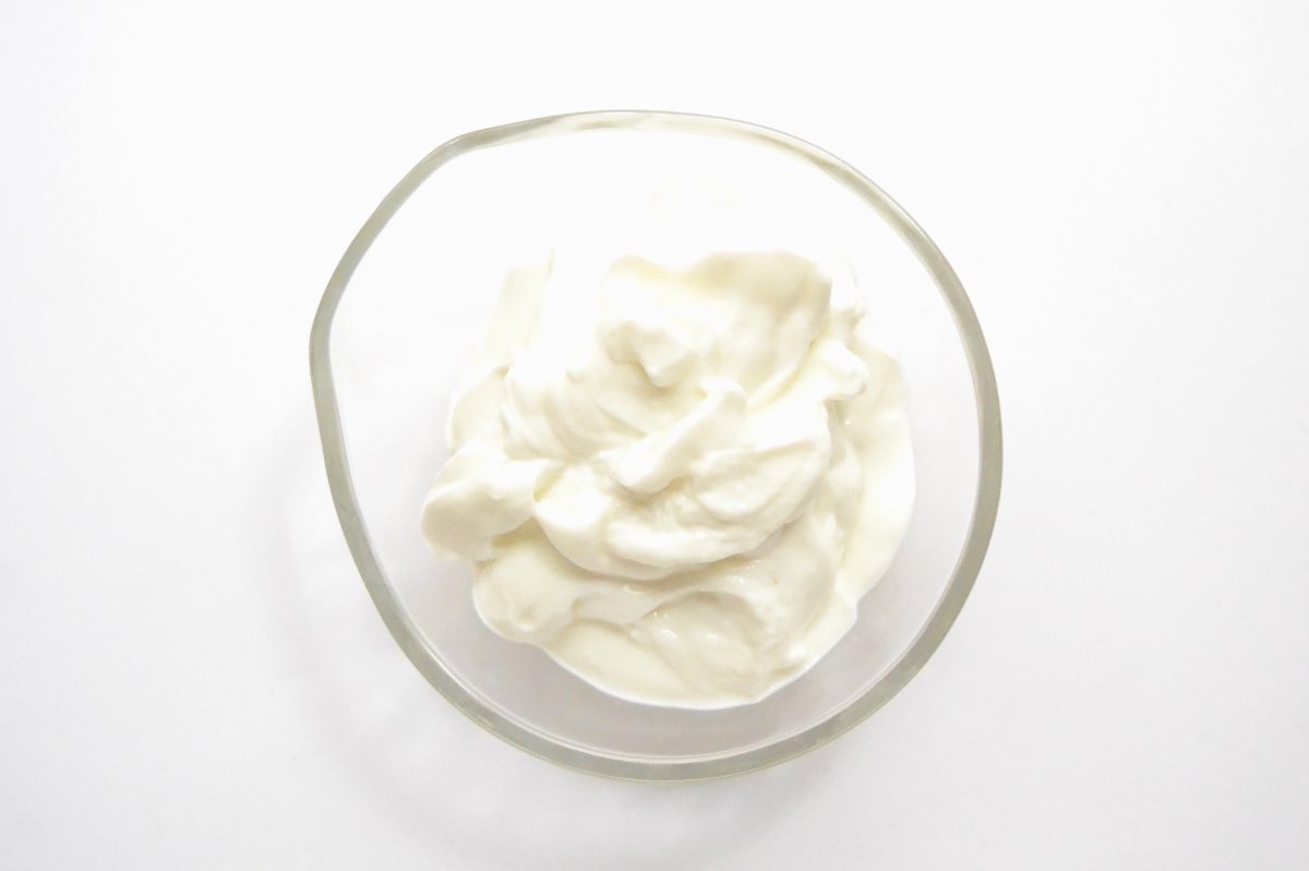 Un bol con skyr hecho a base de leche fermentada