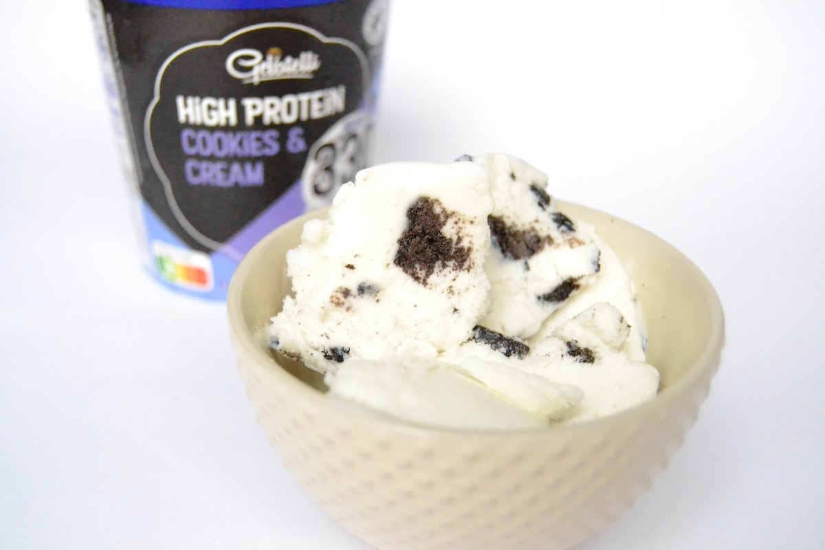 Un bol de helado cookies & cream de Lidl con más proteínas y menos azúcares