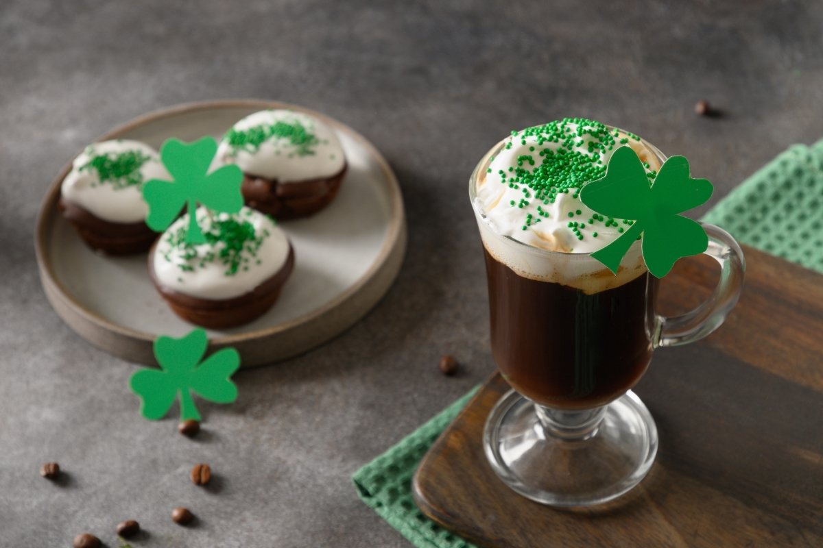 Un café irlandés con muffins decorados con shamrocks, el trébol de Irlanda