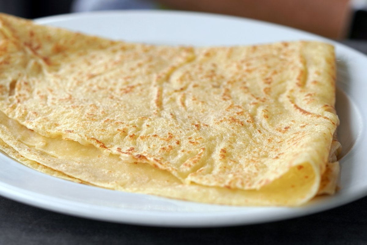 Un crepe recién hecho y preparado para comer con algún aderezo