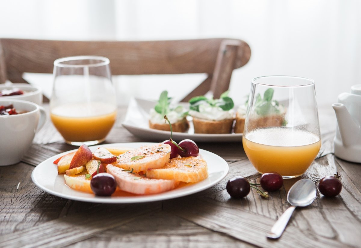 Un desayuno con zumos naturales y frutas