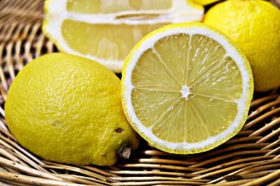 Cómo exprimir un limón seco para sacar todo su jugo