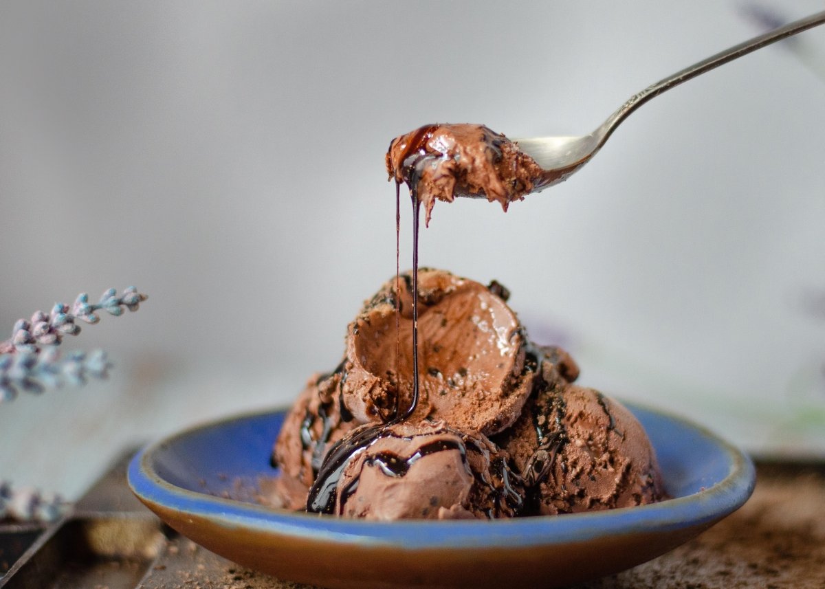 Un helado de chocolate cremoso
