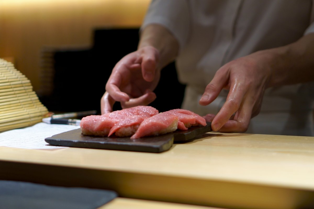 Un itamae prepara diferentes nigiris en una experiencia omakase