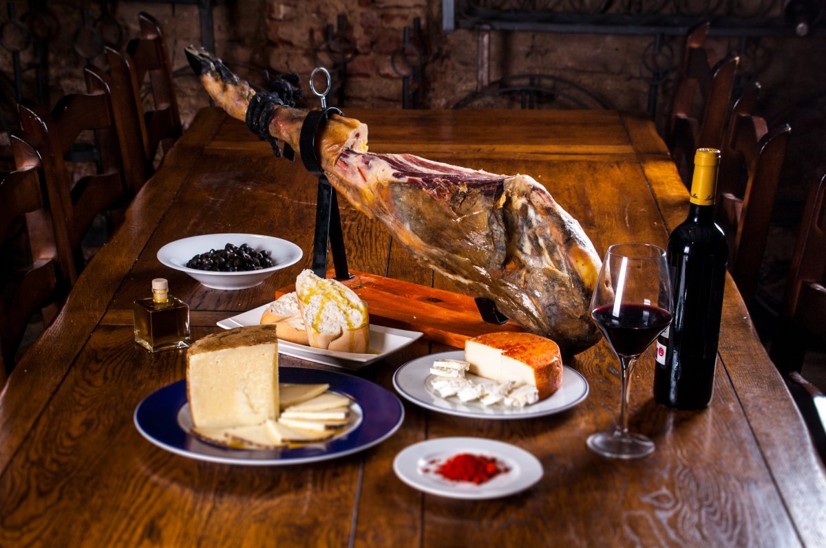 Un jamón ibérico de bellota de la Dehesa de Extremadura, vino y quesos típicos de la región