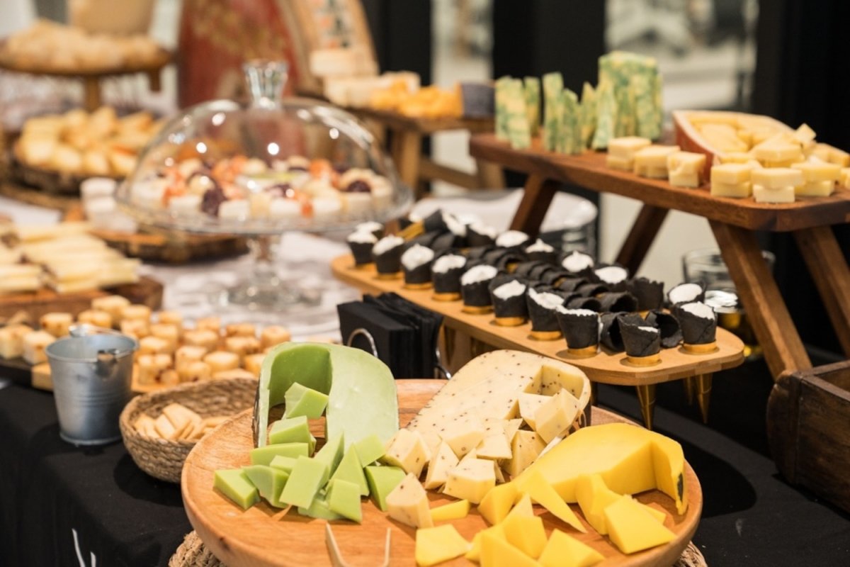 Un mesa con variedades de queso de la boutique gastronómica Valle de Aras