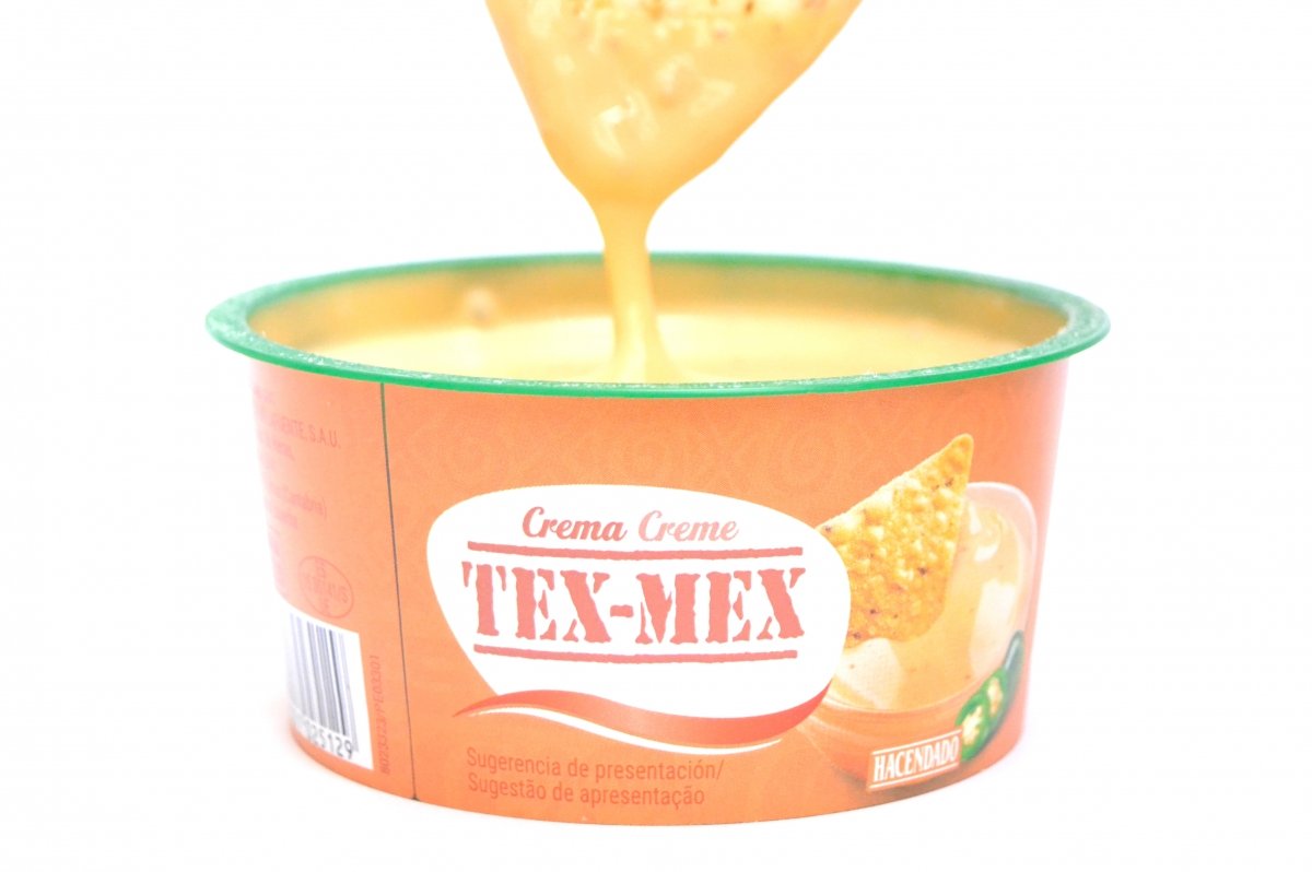 Un nacho mojado en queso crema Tex Mex de Mercadona