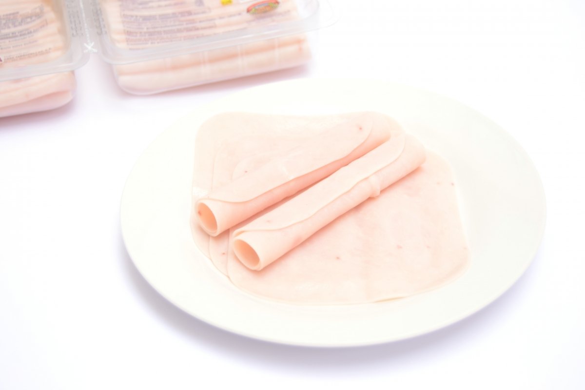 Un plato con embutido de pavo de Mrercadona