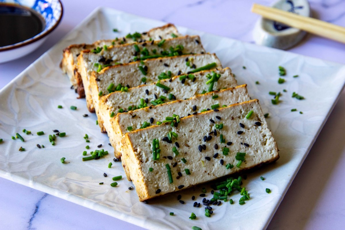 Un plato de tofu frito