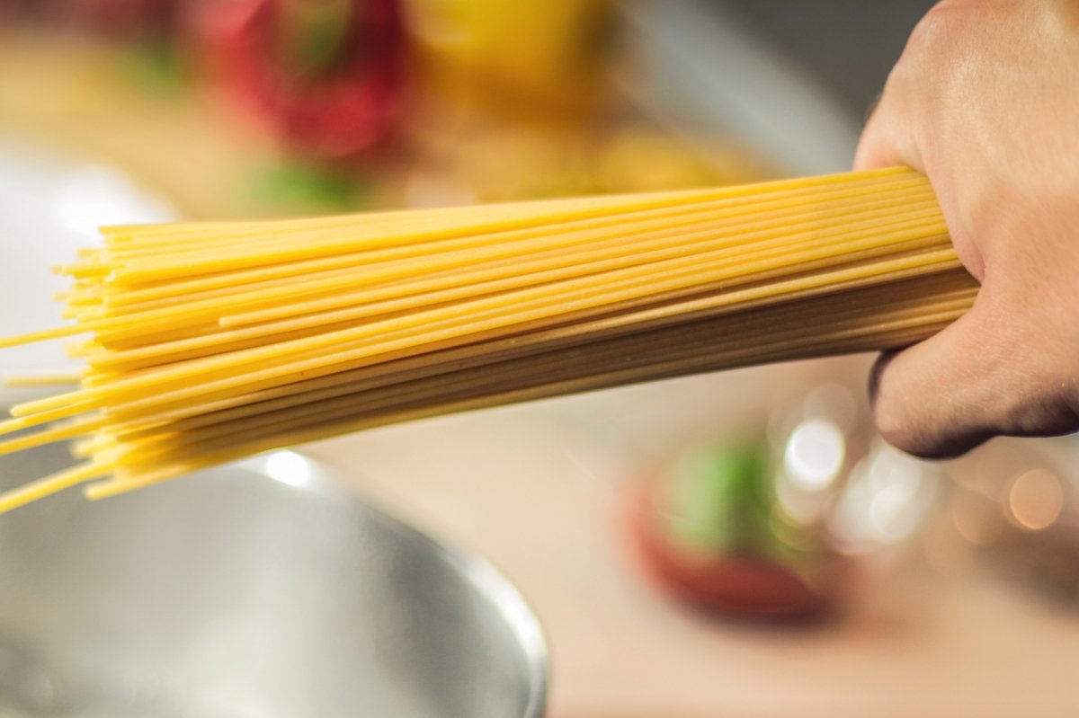 Un puñado de espaguetis como forma de medir pasta por persona