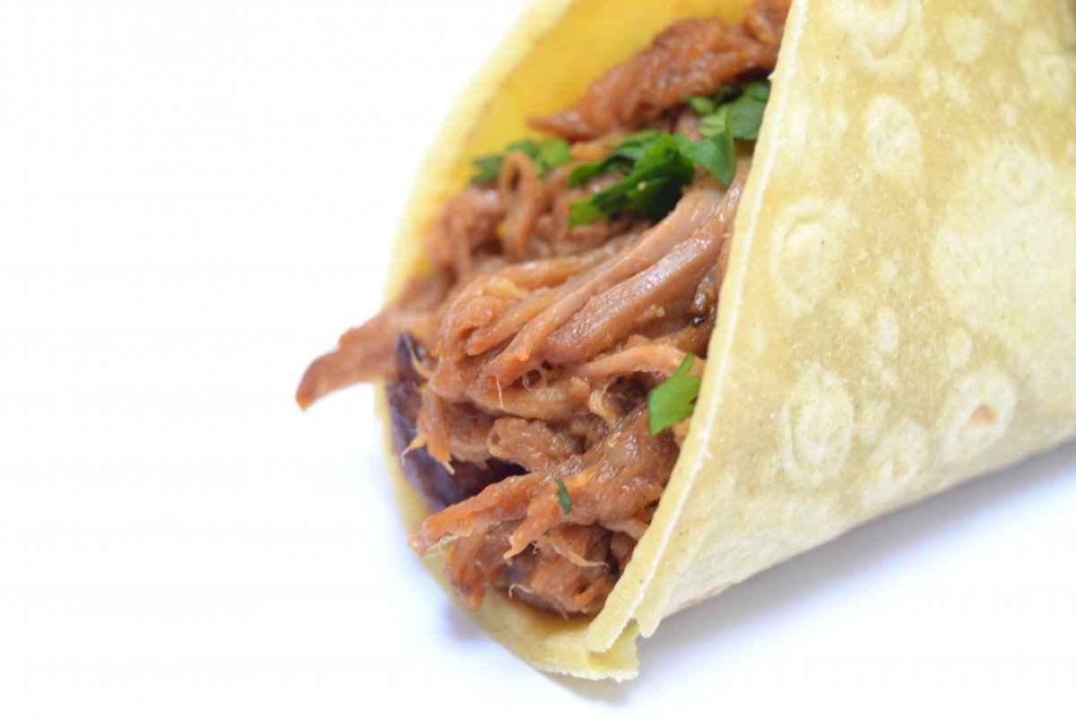 Un taco con pulled pork barbacoa de Mercadona y cilantro