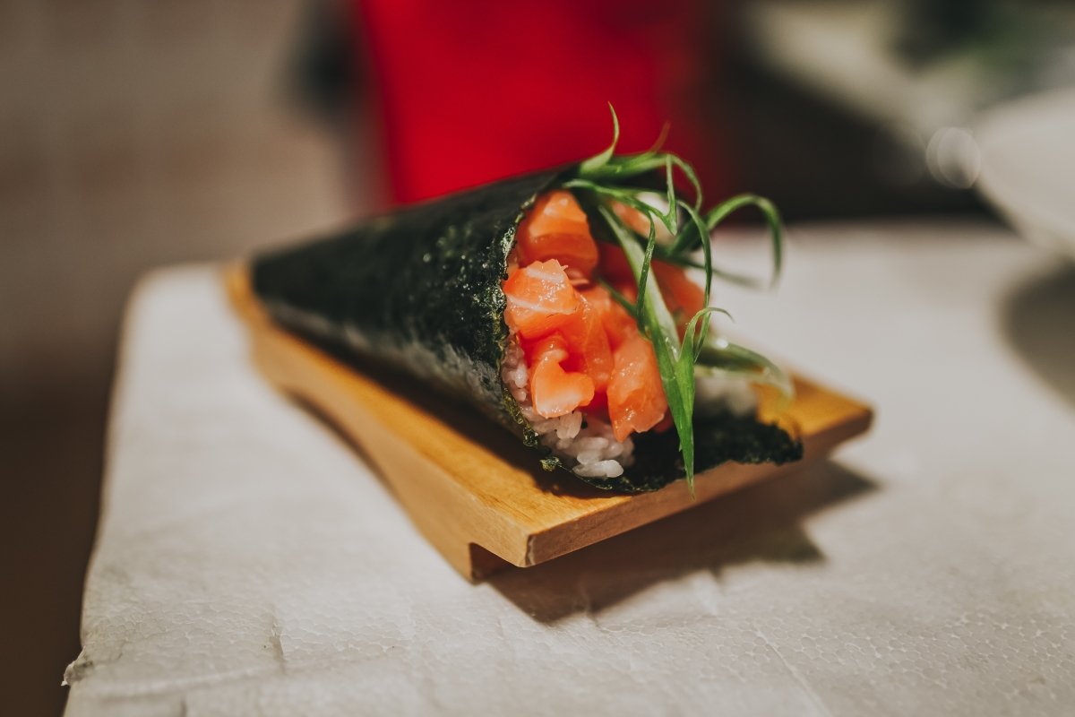 Un temaki, el maki con forma de cono con arroz y pescado