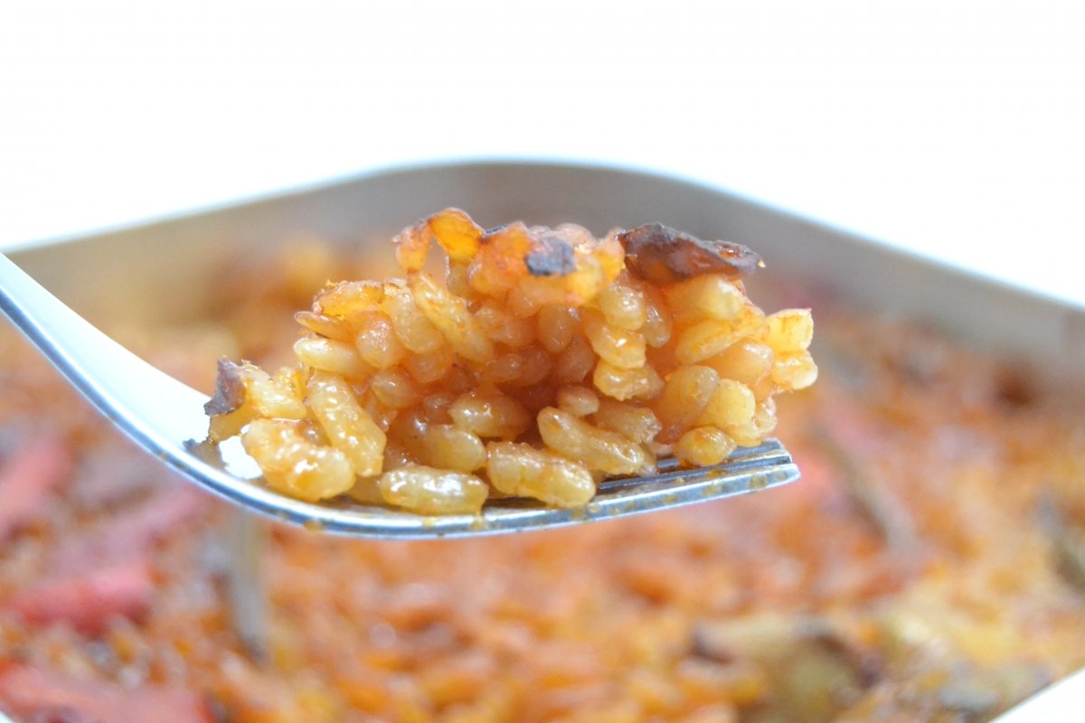 Un tenedor con arroz de verduras de marca blanca Hacendado