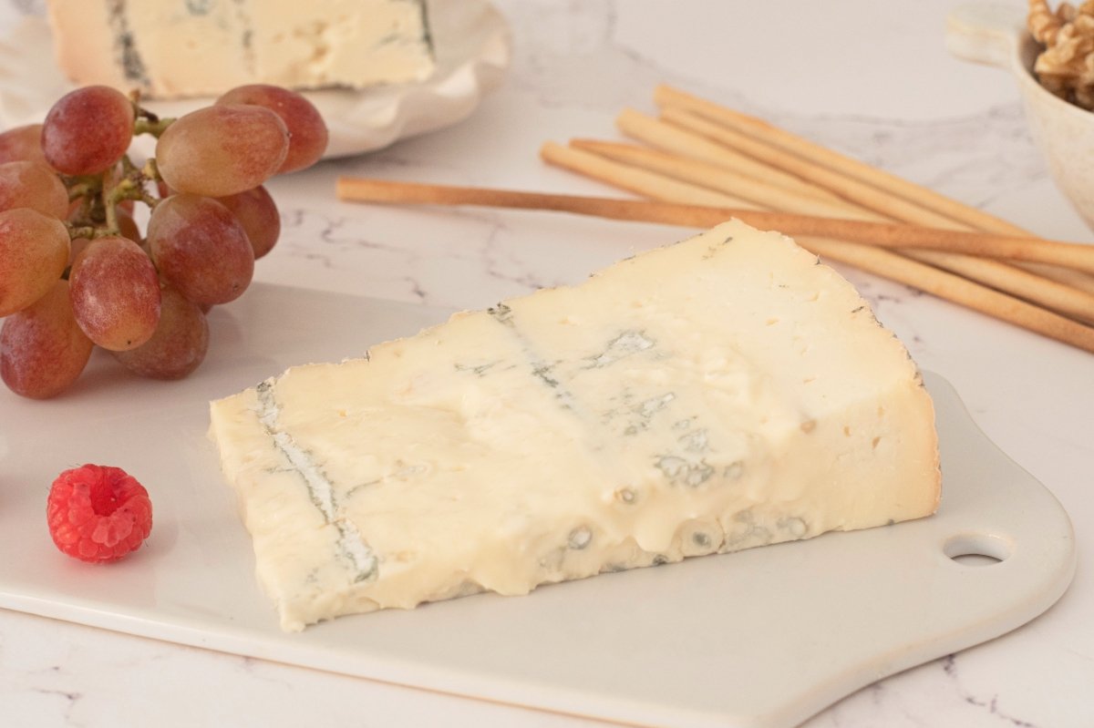 Un trozo de queso azul italiano Gorgonzola DOP