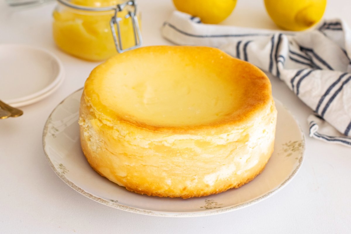 Un trozo de tarta de queso y limón al horno con crema de limón