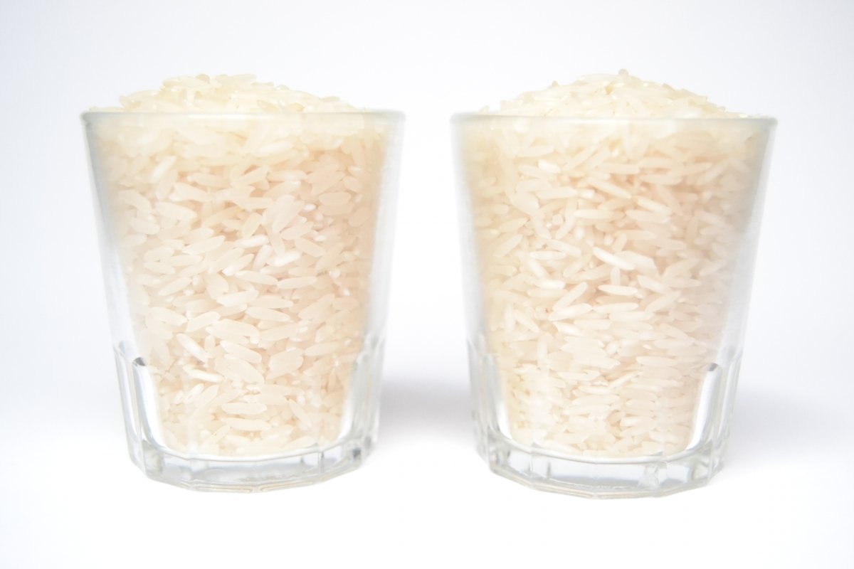 Un vaso de arroz largo y otro de arroz basmati