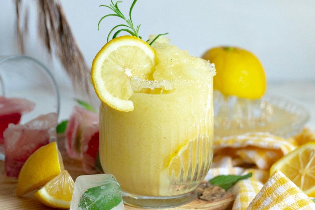 Un vaso de sorbete de limón con su textura de pequeños critales de hielo