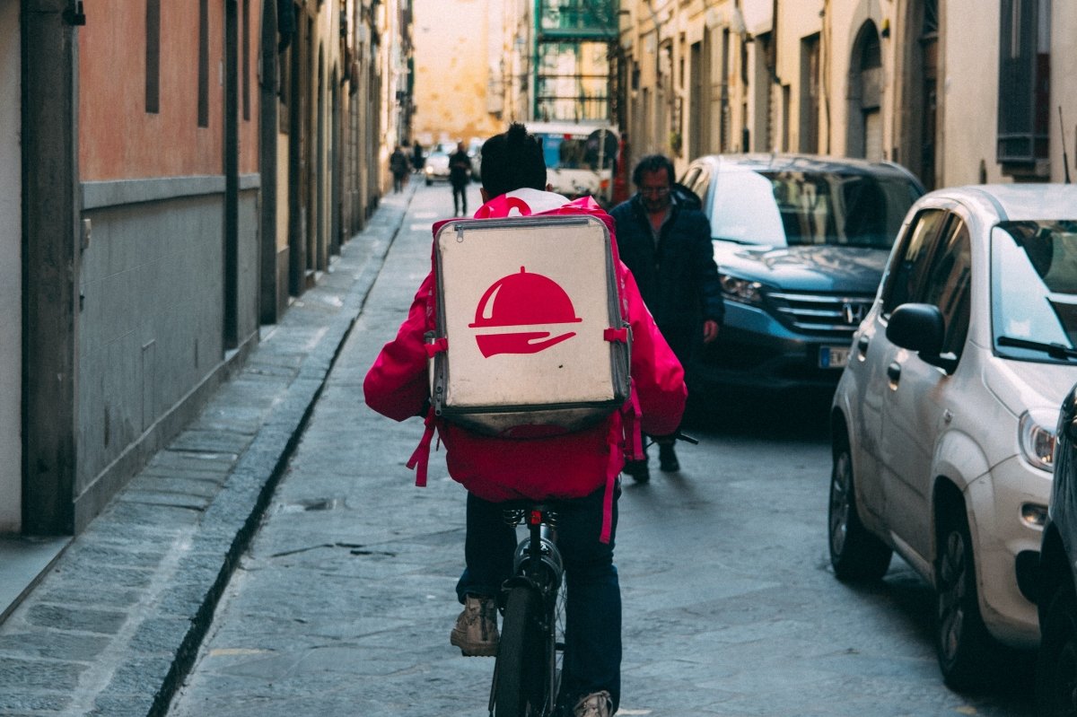 Un veloz repartidor en bicicleta
