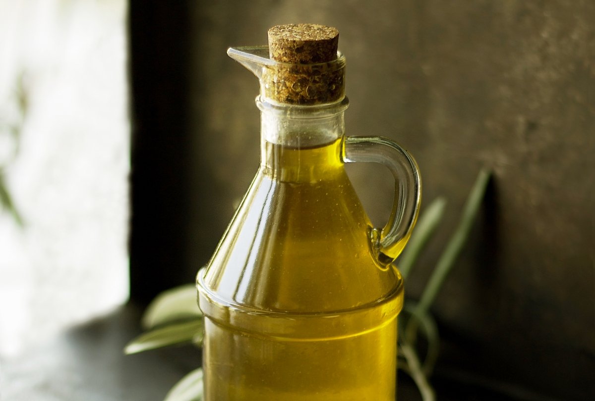 Una aceitera con aceite de oliva