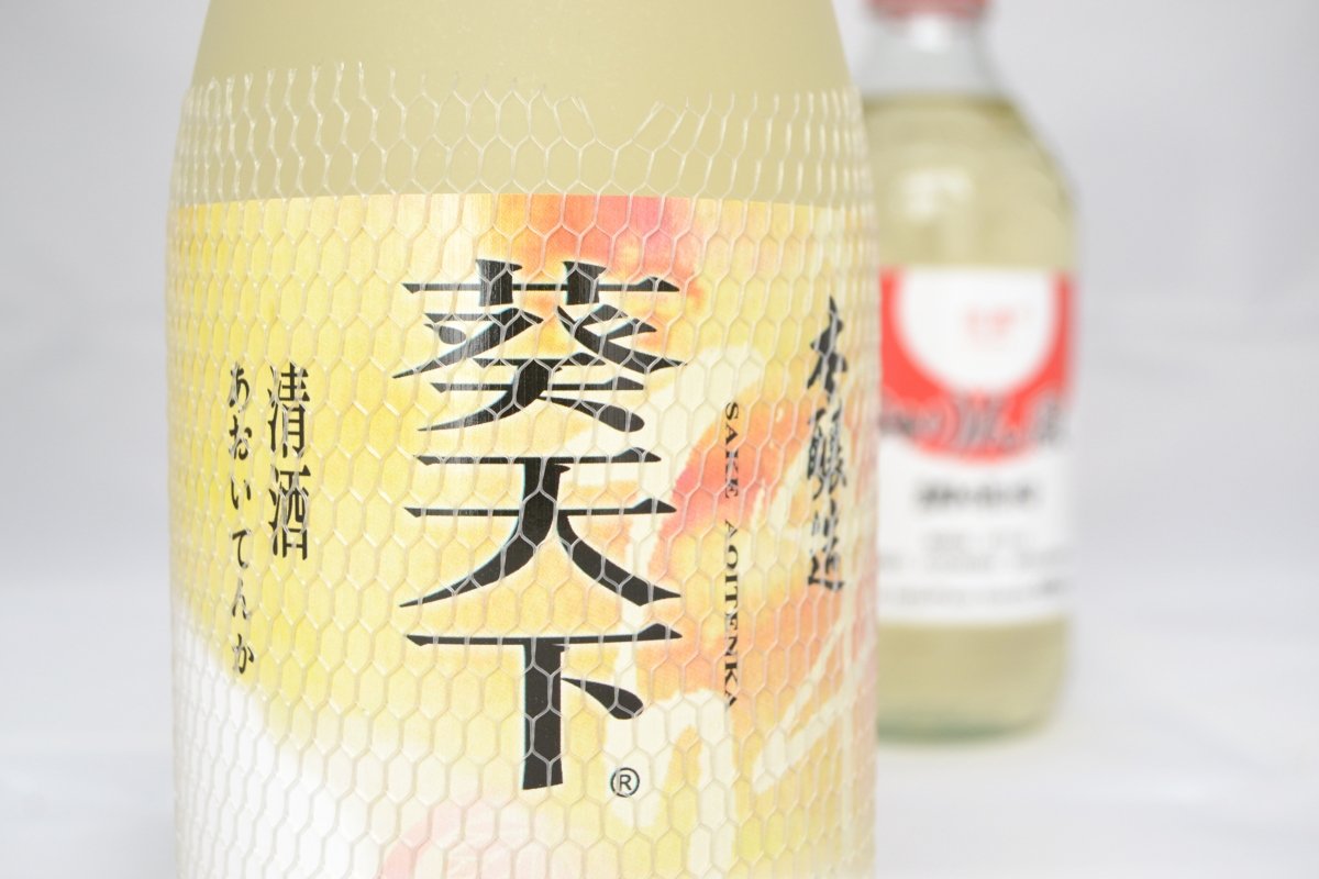 Una botella de sake japonés