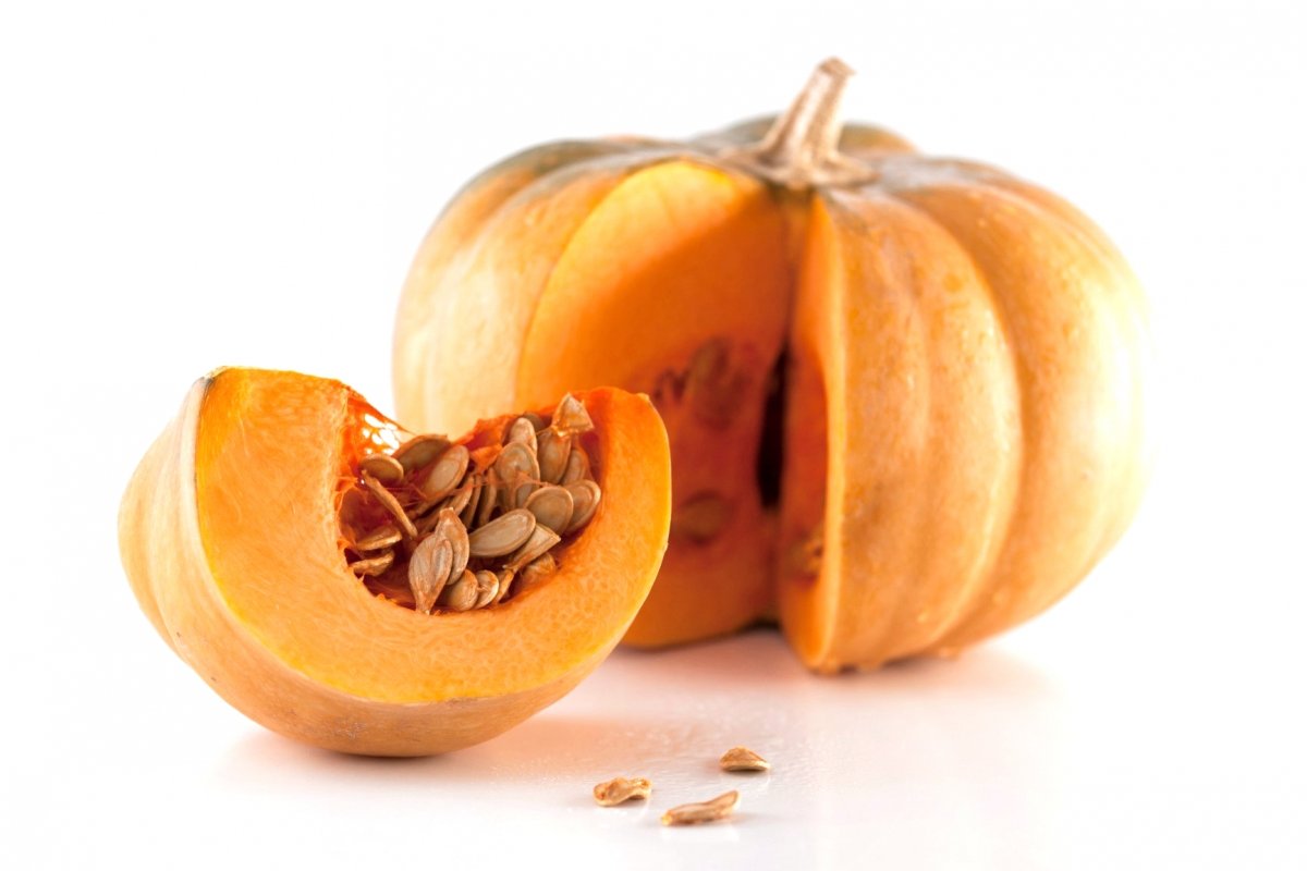 Una calabaza abierta con su pulpa y semillas a la vista
