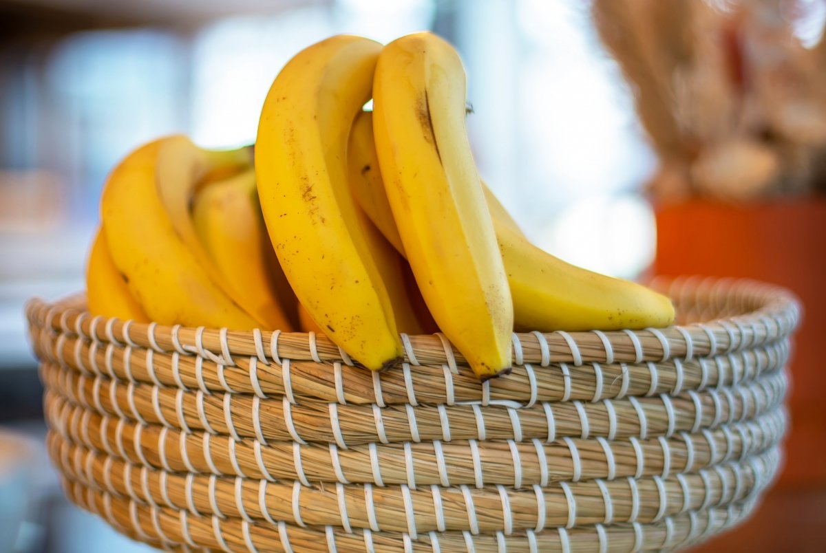 Una cesta de mimbre con varios plátanos