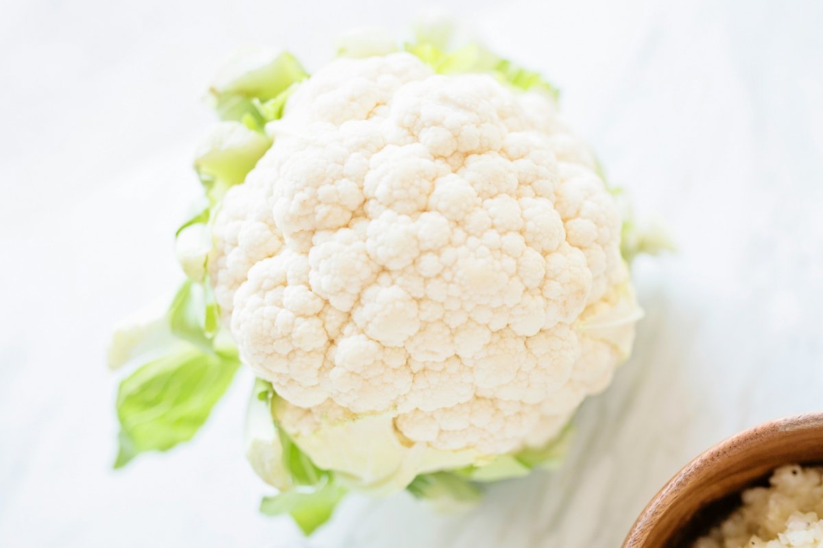 Una coliflor blanca lista para usar en recetas con coliflor