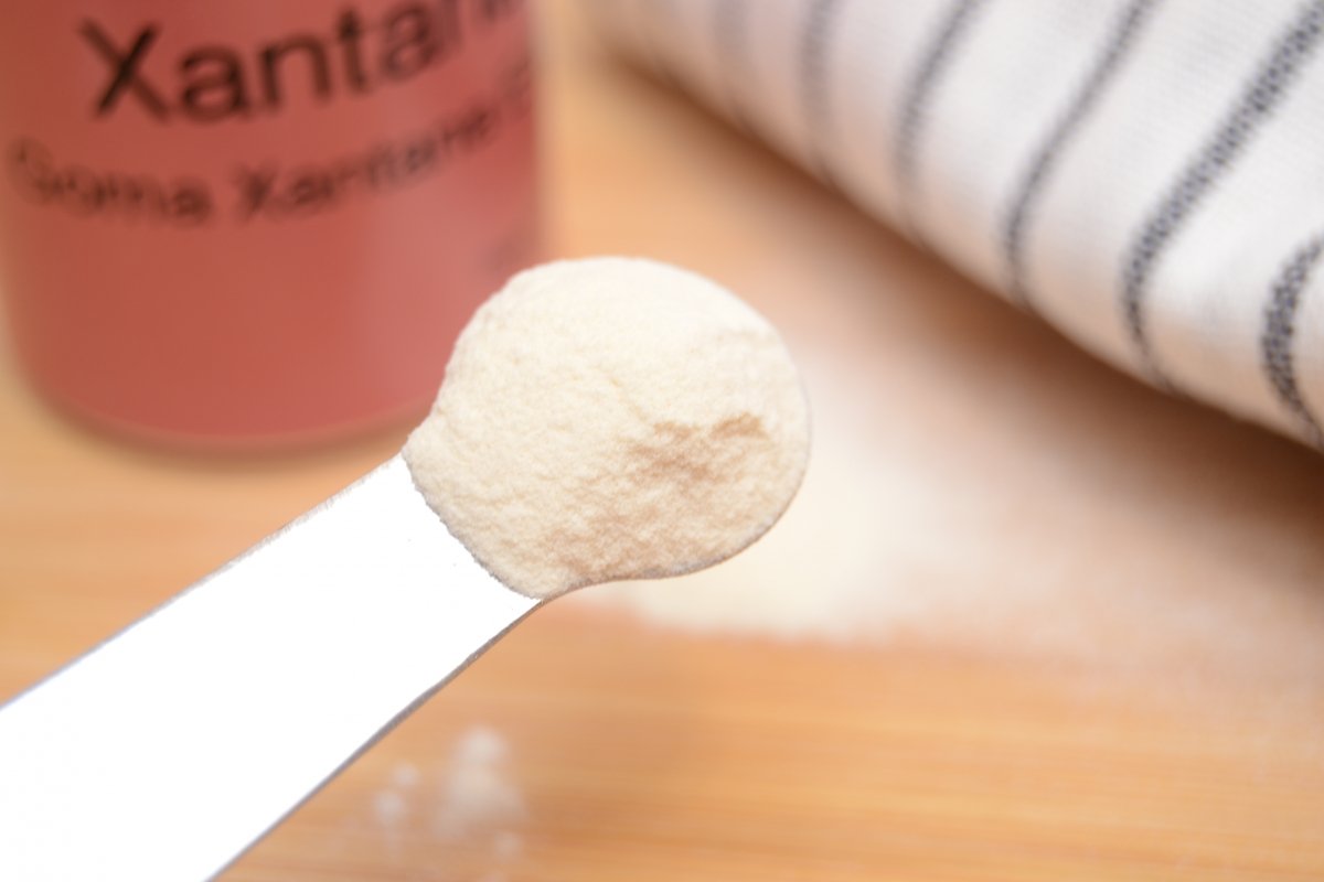 Una cuchara medidora con goma xantana