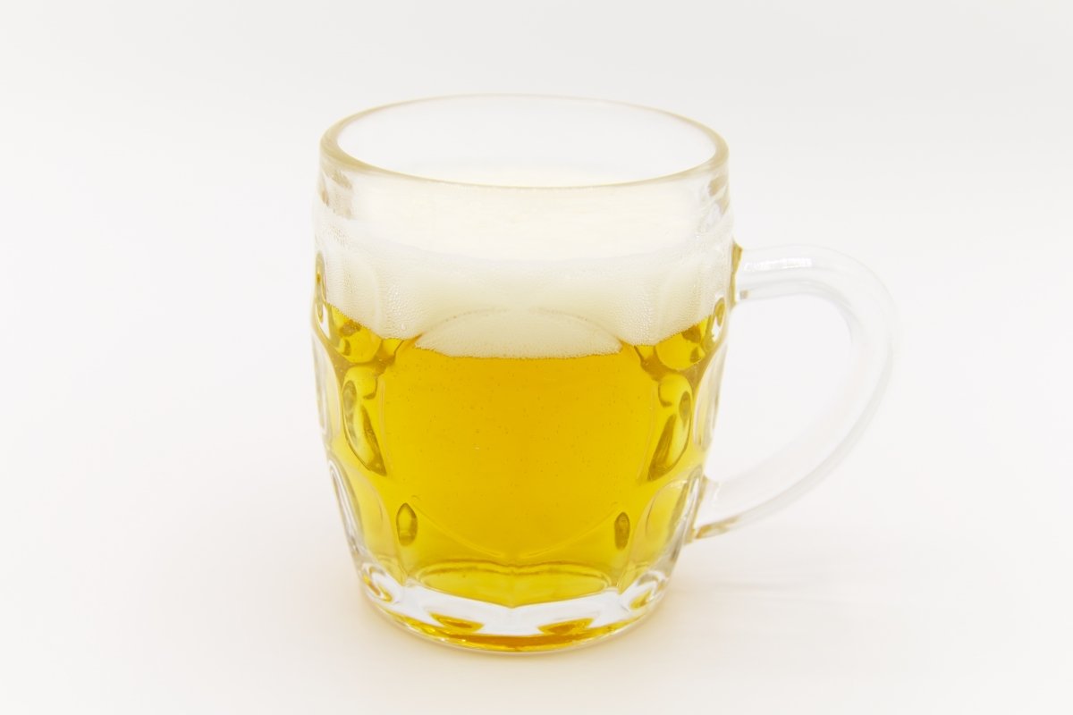 Una jarra de cerveza con su capa de espuma