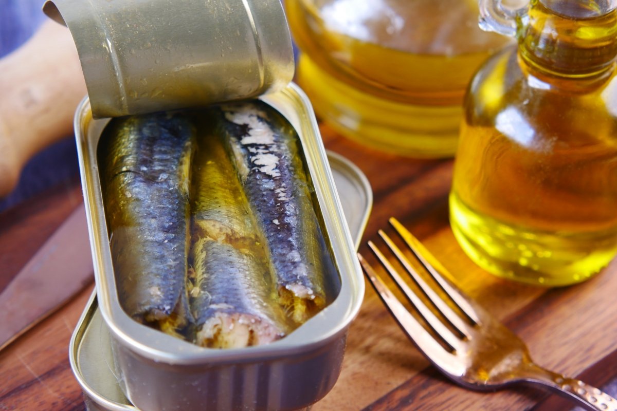 Una lata de pescado en aceite de oliva rica en grasas animales y vegetales