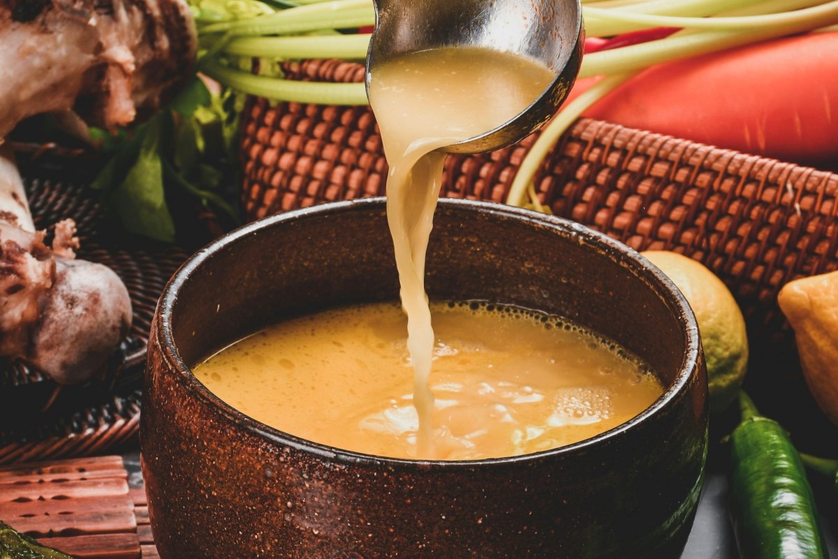Una olla con un fondo blanco recién hecho