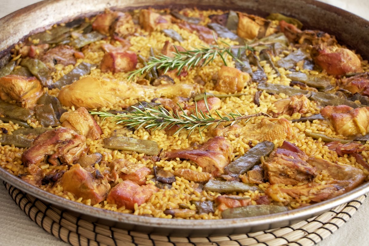 Una paella cocinada en la calle